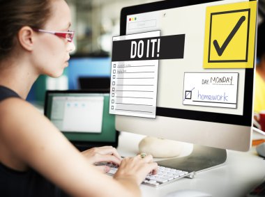 işkadını üstünde bilgisayar Do It ile çalışma