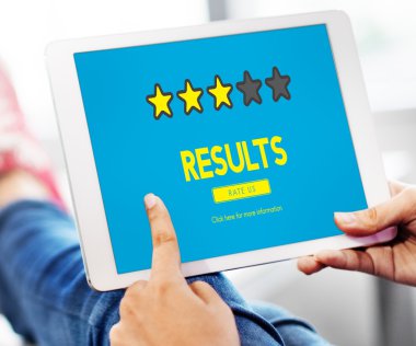 Dijital tablet elinde olan kişi