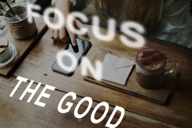 Akıllı telefon kullanan kadın