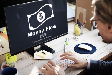 işadamı bilgisayarda para akışı ile çalışma