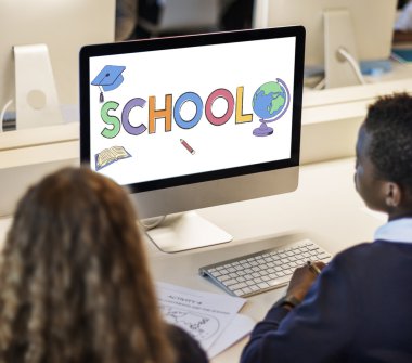 sınıf öğrencilerin bilgisayar kullanarak