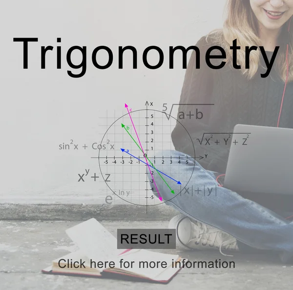 Chica estudiando y usando portátil —  Fotos de Stock