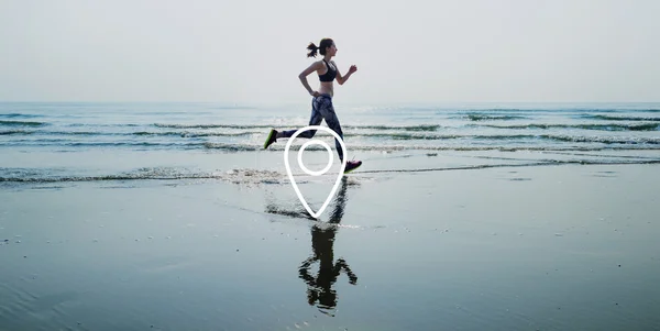 Mujer corriendo en la playa — Foto de Stock