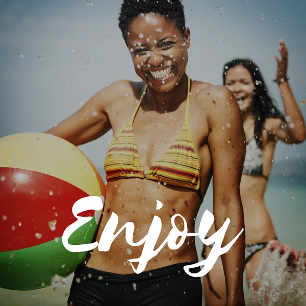 Mulher feliz com bola de praia — Fotografia de Stock