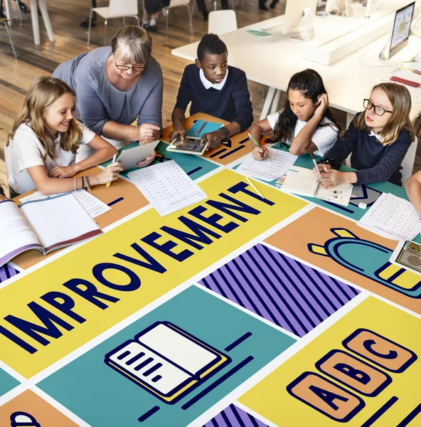 Leraar met groep kinderen — Stockfoto