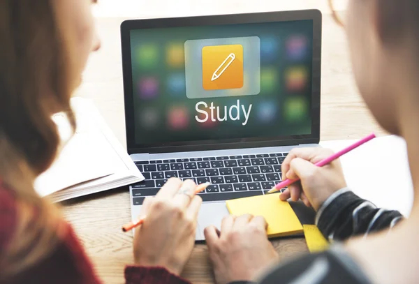 Chicas estudiando y utilizando el ordenador portátil —  Fotos de Stock