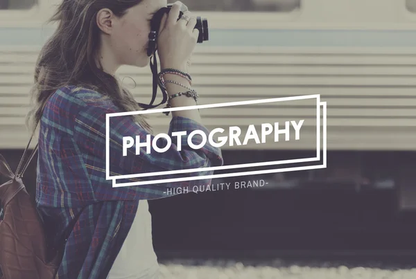 Mujer haciendo fotos al aire libre — Foto de Stock