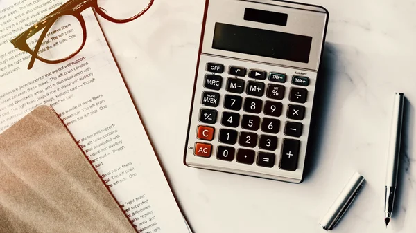 Documentos, óculos, caneta e conceito de calculadora — Fotografia de Stock