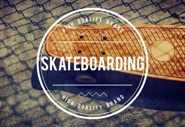 通りにオレンジ色のスケート ボード — ストック写真