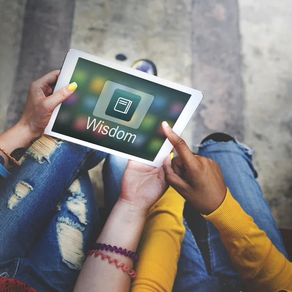 Meninas usando tablet digital — Fotografia de Stock