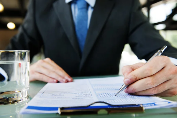 Businessman working with documents — Stock Photo, Image