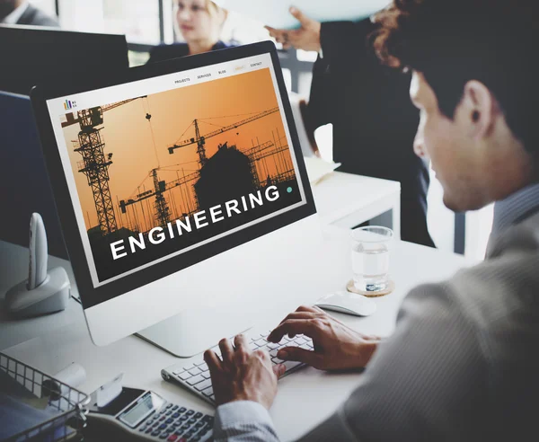 Affärsman som arbetar på dator med Engineering — Stockfoto