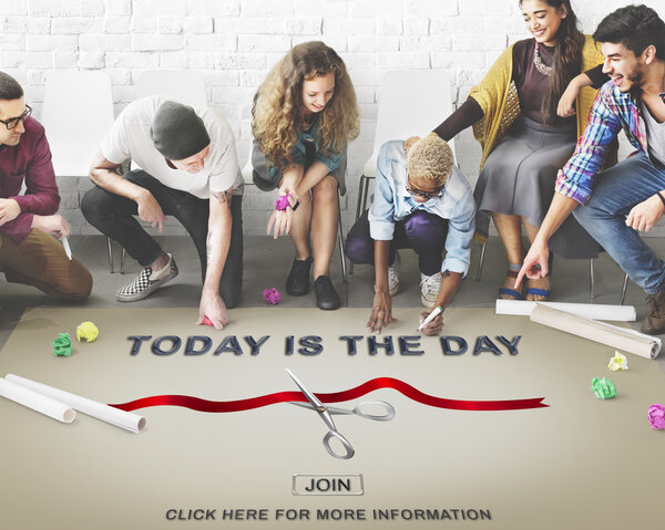 люди рисуют баннер на полу
