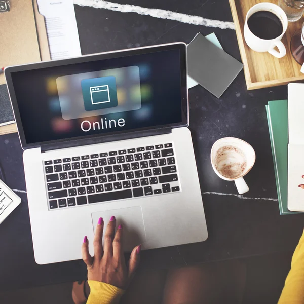 Mooie vrouw werken met laptop — Stockfoto