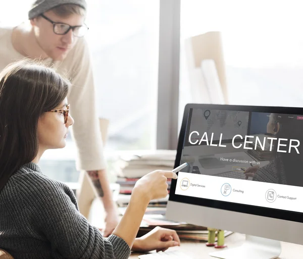 Mulher mostrando no monitor com Call Center — Fotografia de Stock