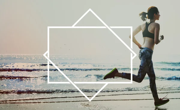 Kobieta jogging na plaży — Zdjęcie stockowe