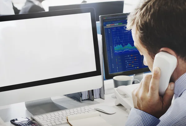 Homem de negócios trabalhando no computador com monitor branco — Fotografia de Stock