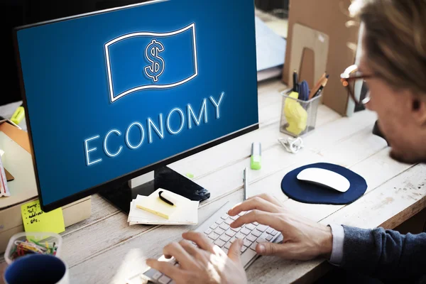 A gazdaság számítógépen dolgozik üzletember — Stock Fotó