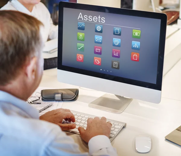 Reifer Geschäftsmann arbeitet am Computer — Stockfoto