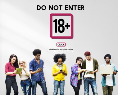 Farklı dijital cihazlar kullanan öğrenciler