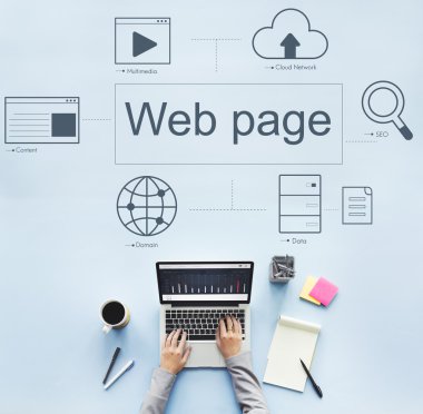 laptop ile çalışan kişi 