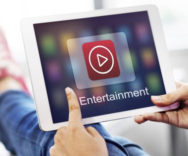 Dijital tablet elinde olan kişi