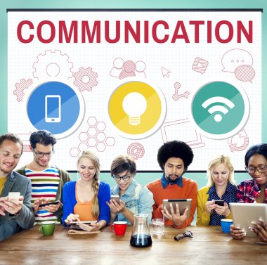 farklı aygıtlar kullanan kişiler 