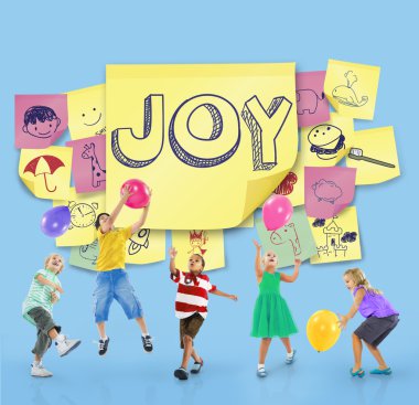 Çocuklar balonlarla oynuyor