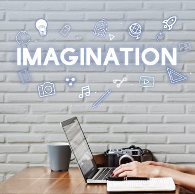 Dizüstü bilgisayarda yazan kadın klavyesi