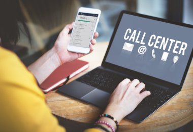 Bilgisayarı ve telefonu olan kadın.