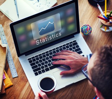 dizüstü bilgisayar kullanan adam