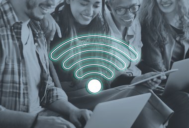 Dijital cihazları olan gençler