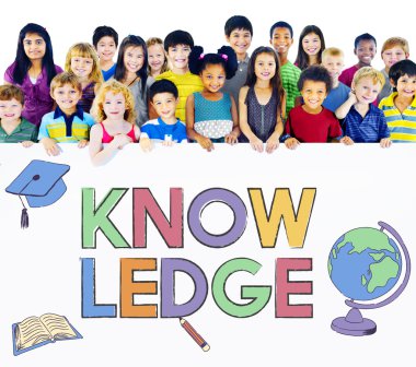 Gülümseyen şirin farklı çocuklar