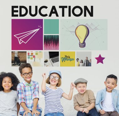 Gülümseyen ve oynayan neşeli çocuklar 