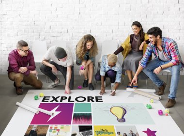 Kattaki insanlar çizim afiş