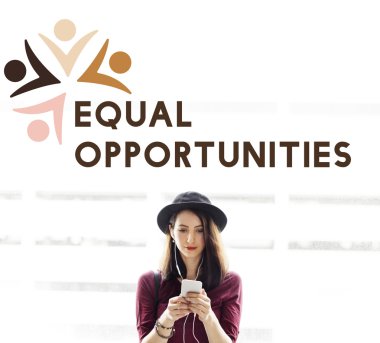 Akıllı telefon tarama şapkalı kadın