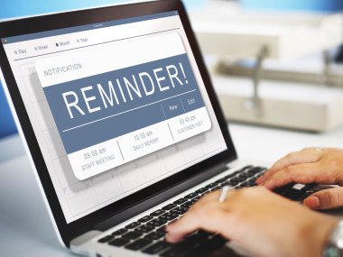 tipik dizüstü klavye üzerinde kişi eller