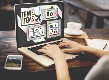 Dizüstü bilgisayarda yazan kadın