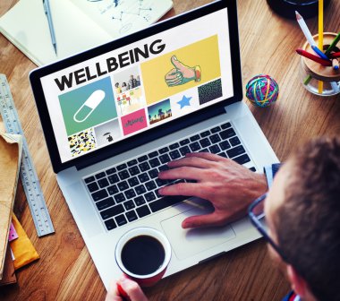 Dizüstü bilgisayar kullanan iş adamı