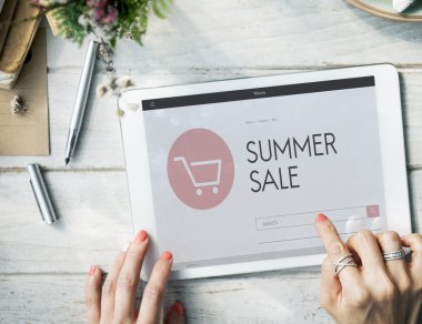 dijital tablet kullanan kadın