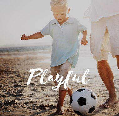 Baba oğul top oynuyorlar.