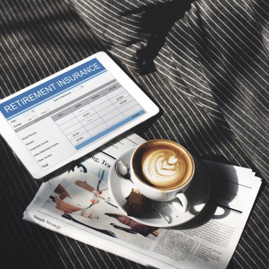 kahve, gazete ve dijital Tablet 