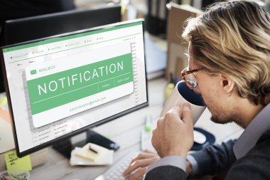 bildirimde bulunarak bilgisayarda çalışan iş adamı