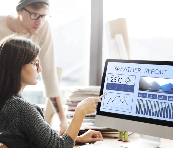 Žena ukazuje na monitoru s předpovědí počasí — Stock fotografie