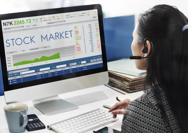 Affärskvinna arbetar på dator med aktiemarknaden — Stockfoto