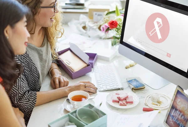 Mulheres felizes usando computador — Fotografia de Stock