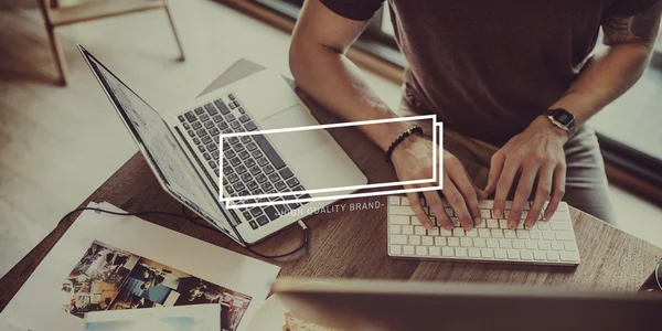 Homem digitando no teclado — Fotografia de Stock