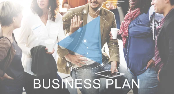 Люди во время кофе-брейка и бизнес-плана — стоковое фото