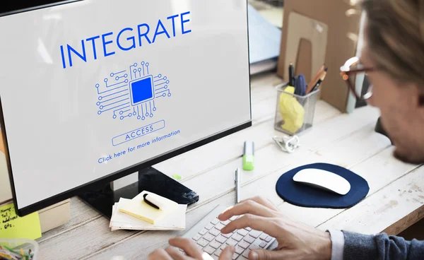 Hombre de negocios que trabaja en la computadora con Integrate — Foto de Stock