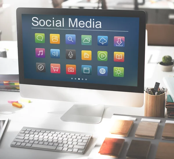 Monitor de ordenador en la mesa de trabajo — Foto de Stock